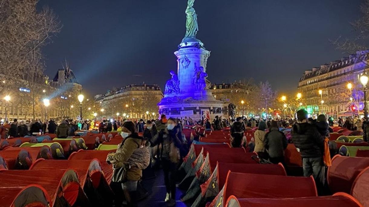 Ismét a párizsi Köztársaság téren táboroztak az illegális menekültek