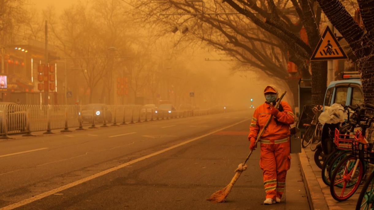 چین میں ریت کا طوفان، عوام سے ماسک پہننے کی اپیل