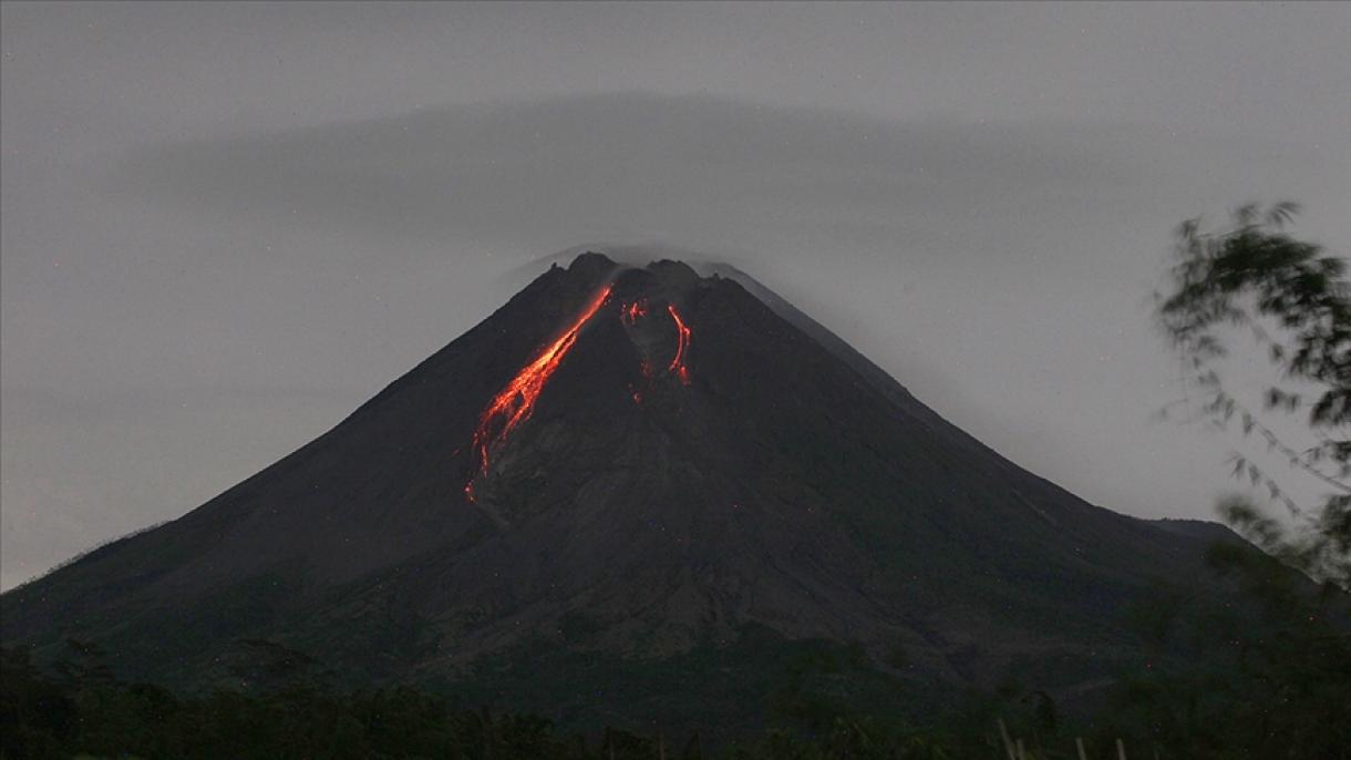 印尼爪哇岛默拉皮火山喷发