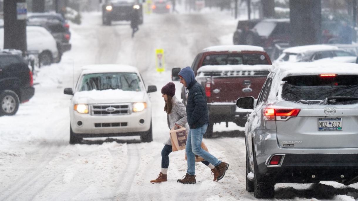 Más de 4 mil vuelos fueron cancelados a causa de la nevasca que sigue al centro de los EEUU
