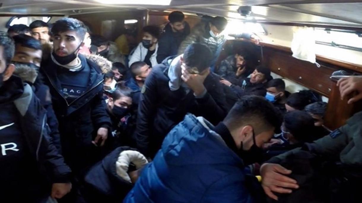 117 refugiados resgatados pela equipe da Guarda Costeira em Izmir