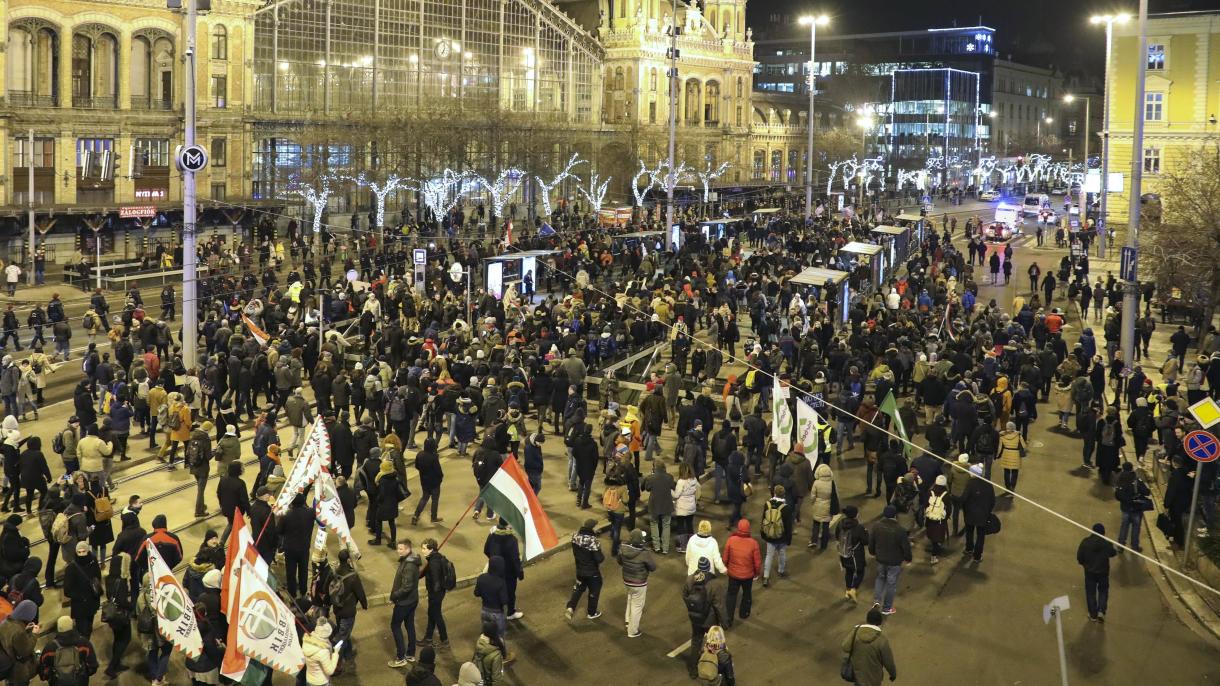 Siguen protestas por la reforma a ley laboral en Hungría