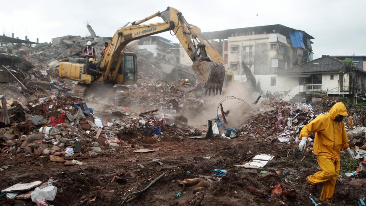 印度一幢楼房倒塌:至少90人被埋在废墟下