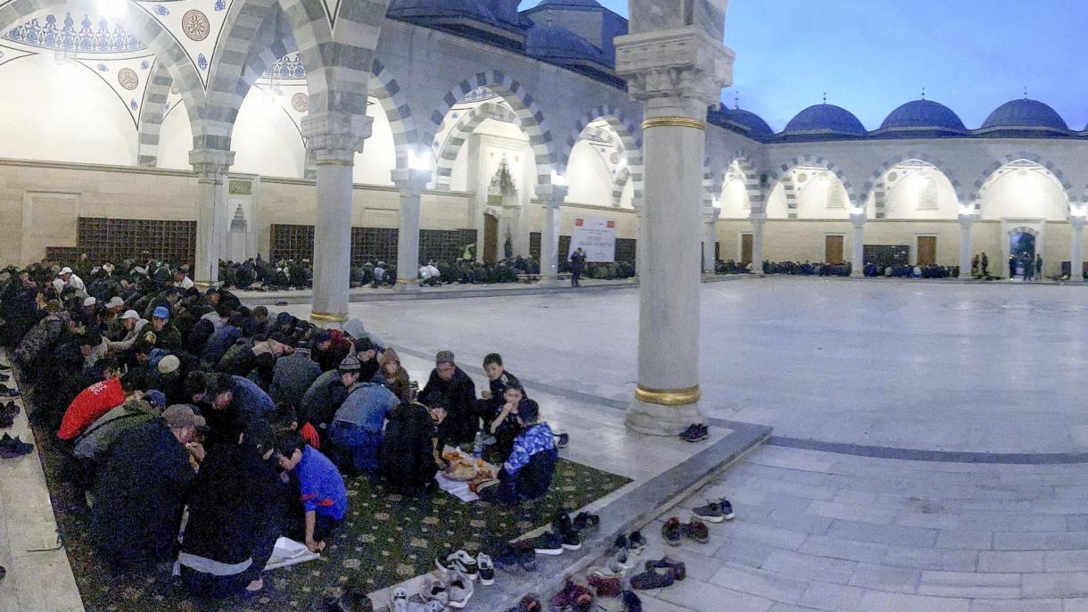 tika kirgizistan iftar.jpg