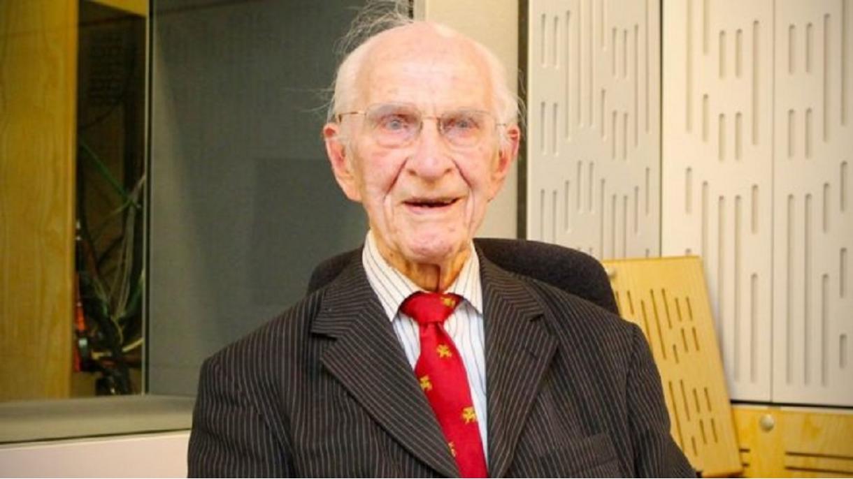 Un médico de 105 años de edad trabaja voluntariamente en el Reino Unido