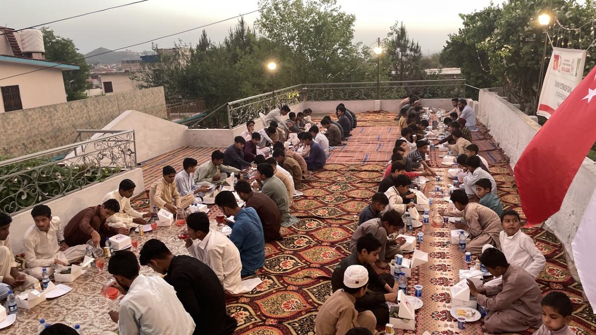 برگزاری مراسم افطاری برای نیازمندان در پاکستان توسط شهروندان ترک