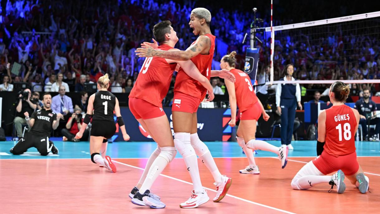 La selección fenemina de voleibol de Türkiye se hizo la campeona