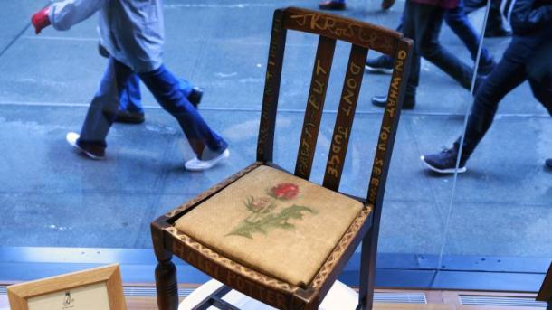 Cadeira usada pela autora J. K. Rowling em leilão
