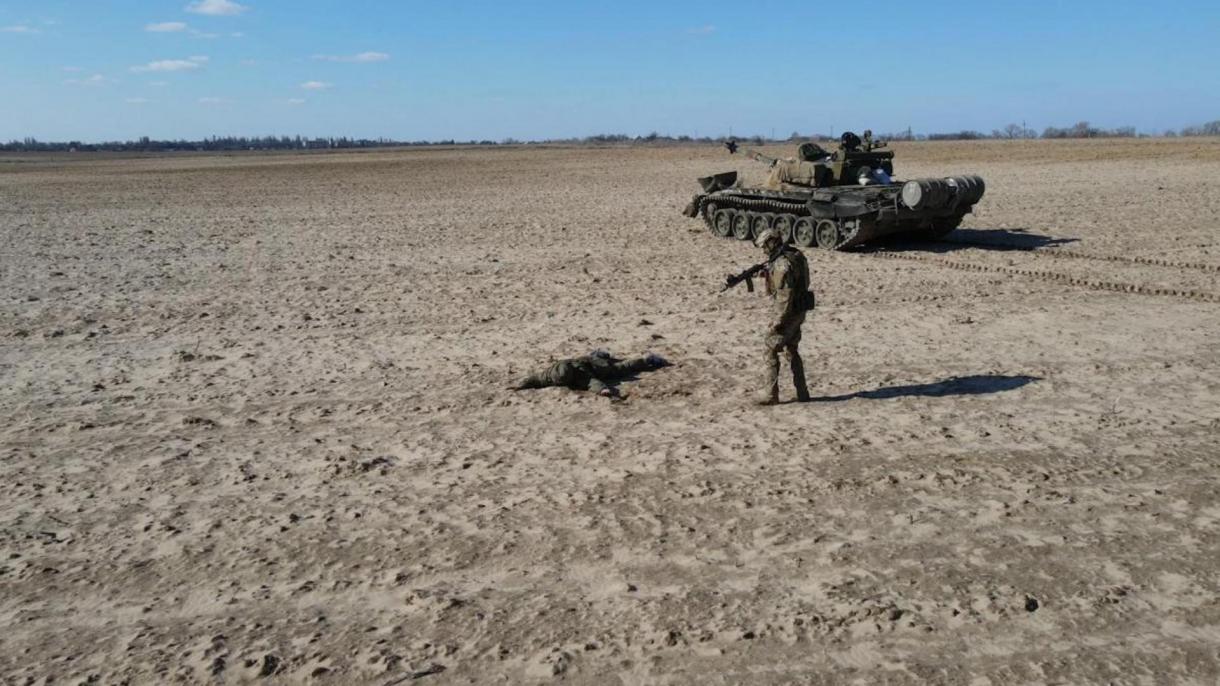 一俄罗斯士兵将坦克交给乌克兰军队