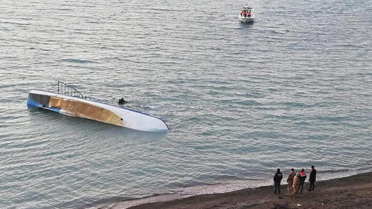 قایق حامل مهاجرین در دریاچه وان غرق شد