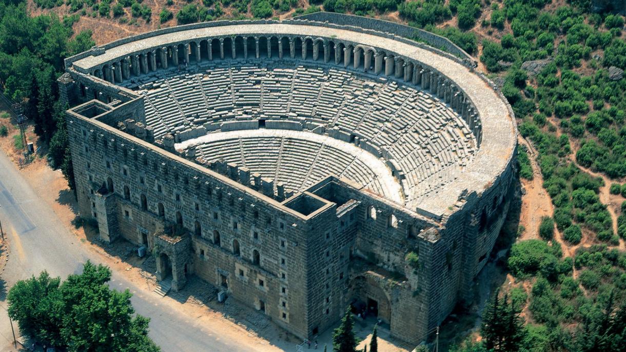 A antiga cidade de Aspendos, que faz história tanto com seu aqueduto como com o seu teatro