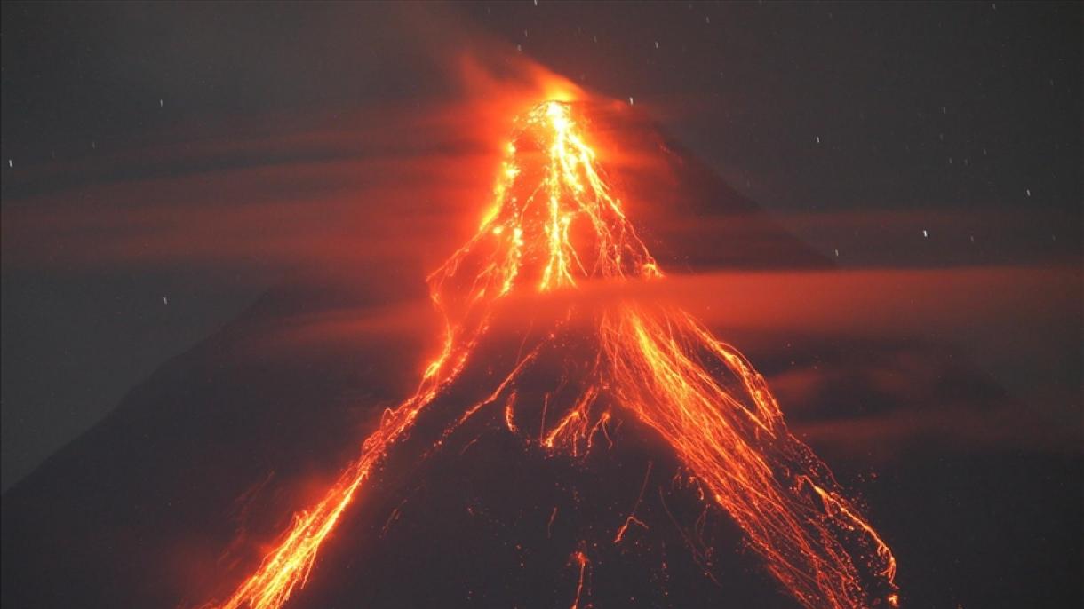 Lava del volcán Mayon de Filipinas se extiende 2,5 kilómetros a través de sus surcos