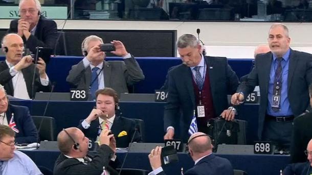 Әдепсіз грек депутаты Еуропа парламенті Жалпы кеңесінен қуылды