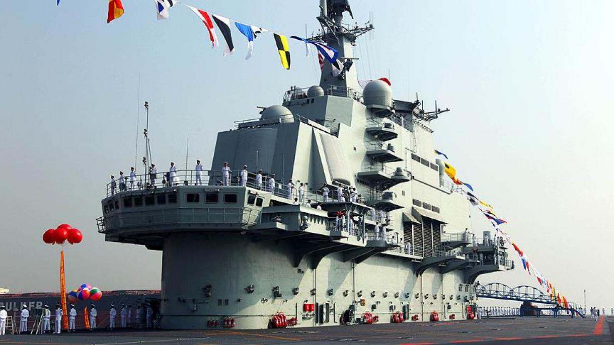 中国辽宁号航母编队抵达香港