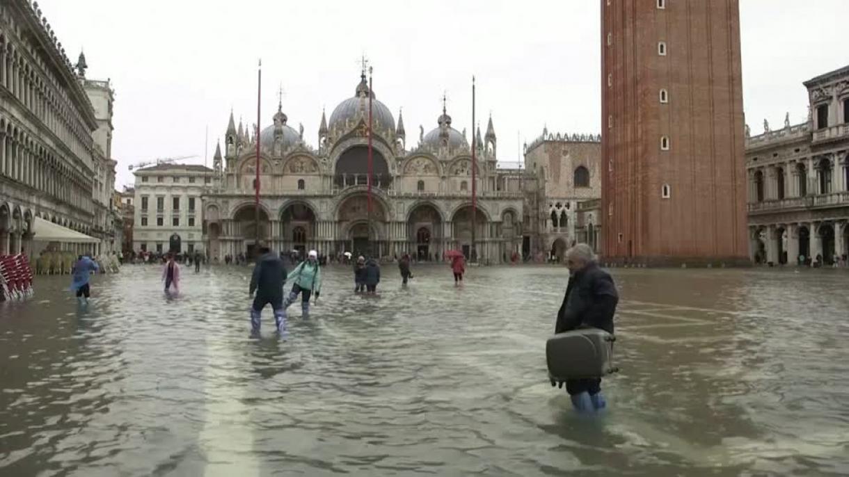 Venezia in ginocchio per l'alta marea