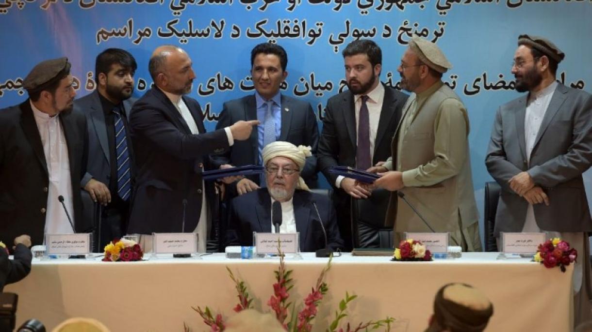 Governo afegão assina acordo de paz com o líder da oposição