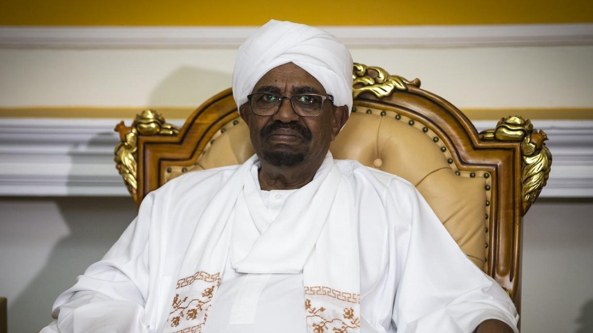 Omar el-Besír leváltotta a szudáni kormányt