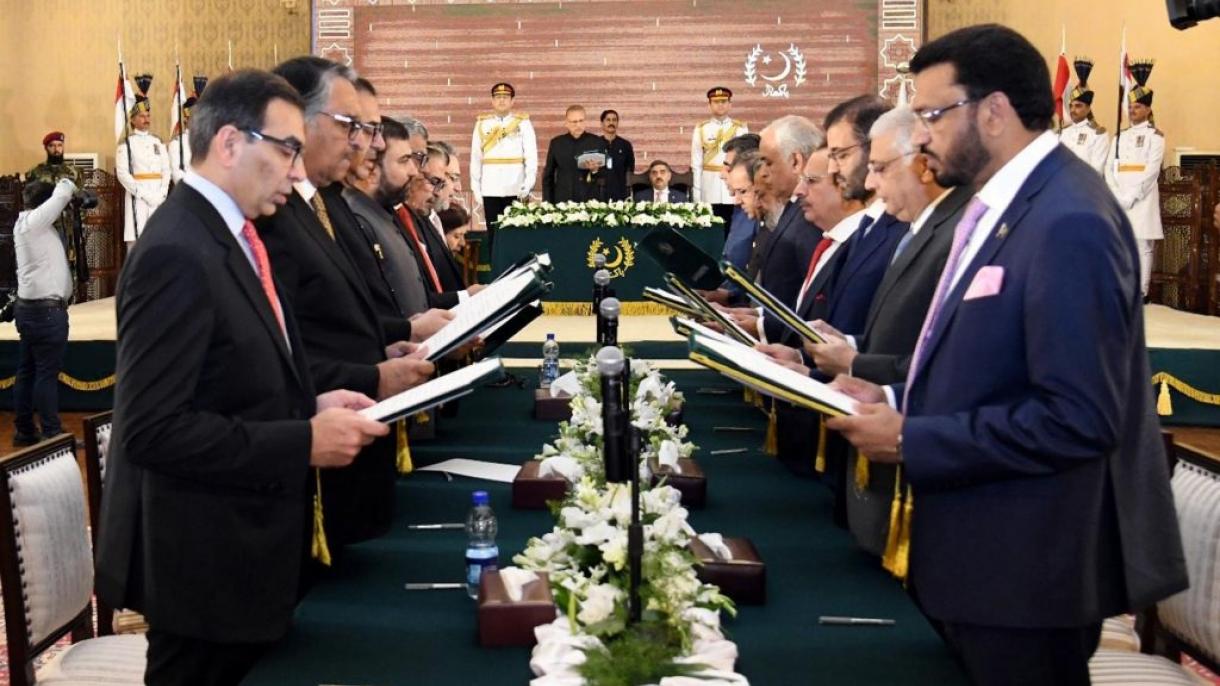 نگراں وفاقی کابینہ کے 16 وزراء نے حلف اٹھا لیا، صدر مملکت ڈاکٹر عارف علوی نے حلف لیا