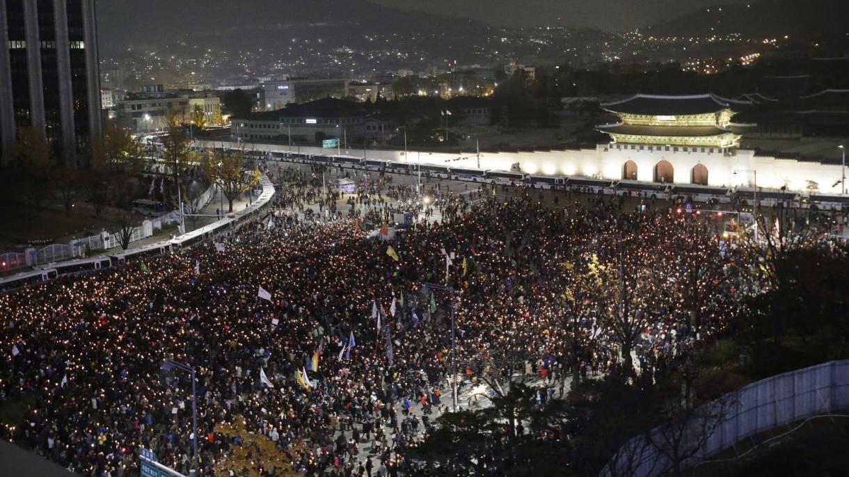 韩国爆发其历史上最大抗议示威游行