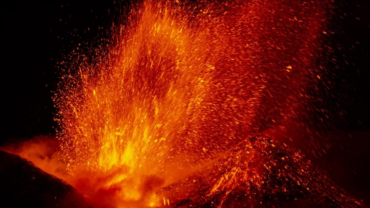 日本鹿儿岛火山喷发