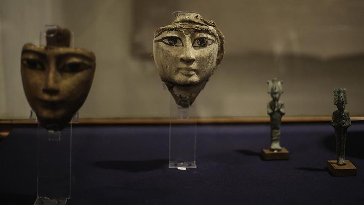 Expoziţie de artefacte istorice  în Egipt