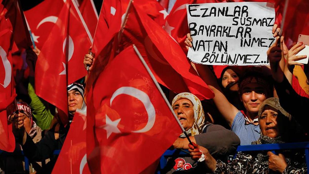 Les places remplies dans toute la Turquie au dernier jour des gardes pour la démocratie contre FETO