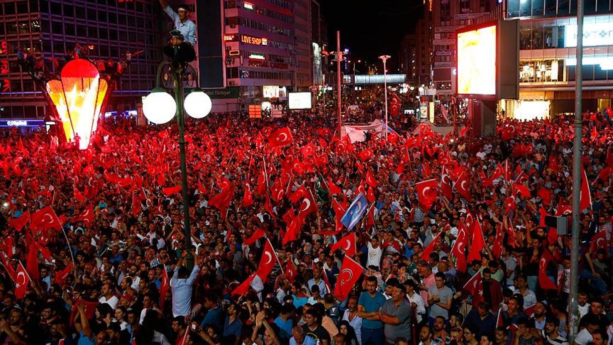 مردم ترکیه در اعتراض به کودتا میادین شهرها را پر می کنند