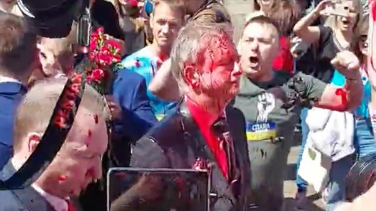 پولینڈ:مظاہرین نے روسی سفیر پر سرخ رنگ پھینک دیا