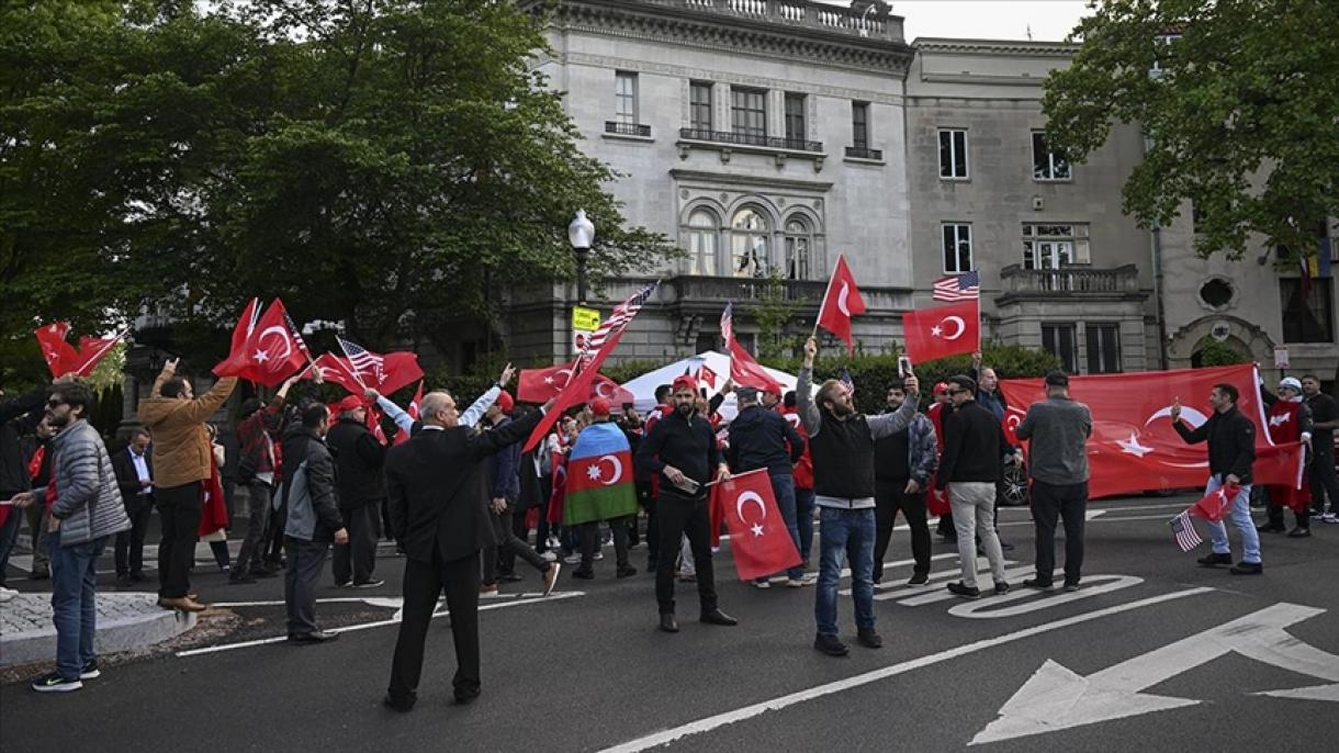 Turcos en EEUU se concentran frente a legaciones para expresar su reacción a manifestantes armenios