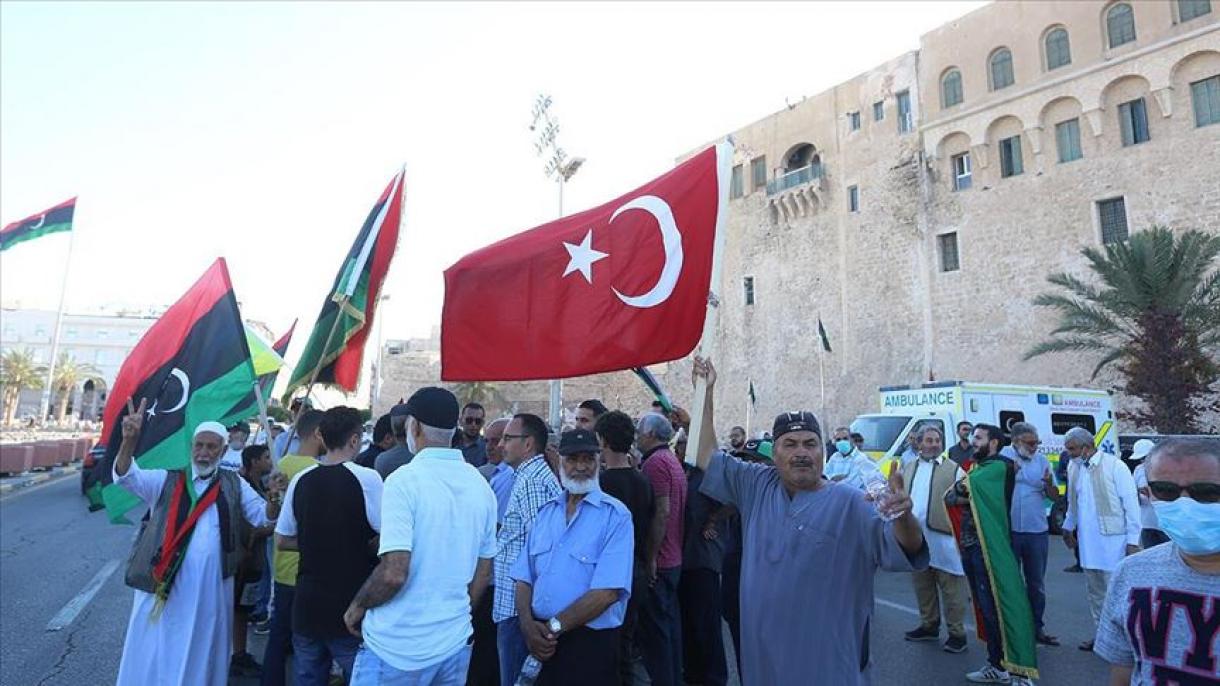 Los libios protestan con banderas libias y turcas las pronunciaciones de Sisi