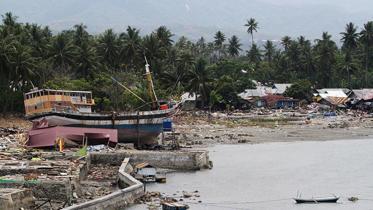Varan en las costas los cuerpos de víctimas del tsunami de Indonesia