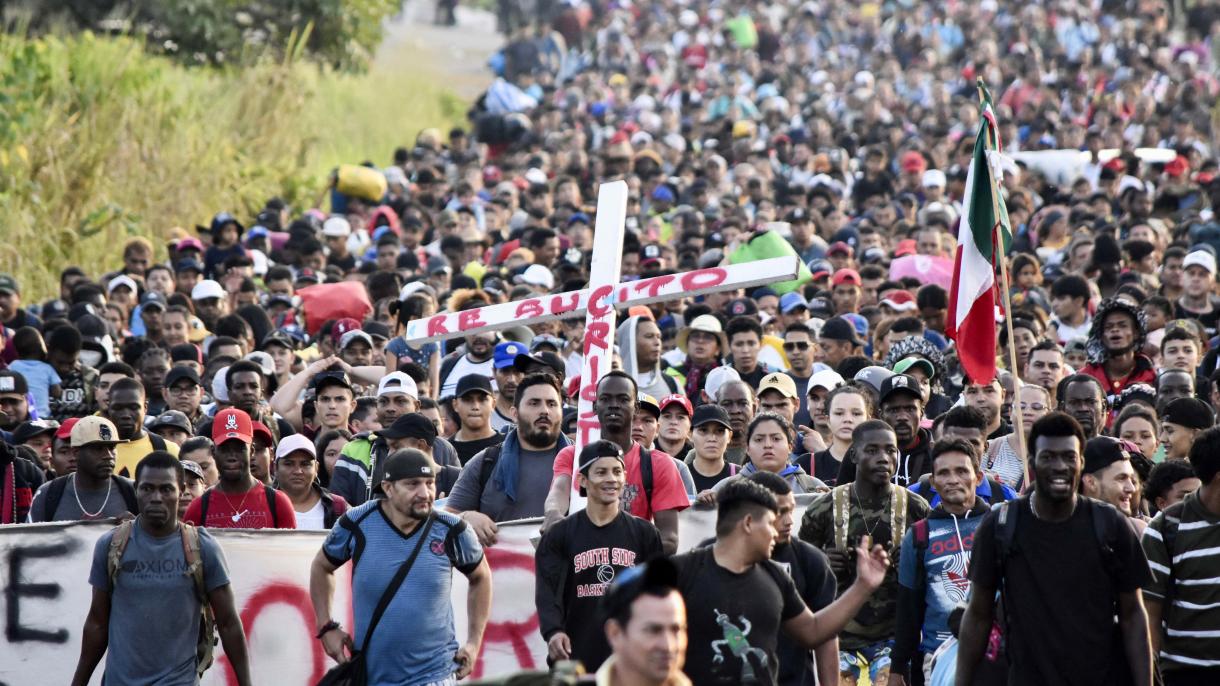 Una caravana de 10.000 migrantes camina rumbo a Estados Unidos