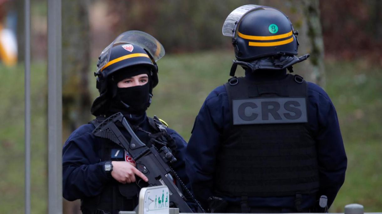 Фенската полиция ликвидира мъж, който е нападна служители в Париж