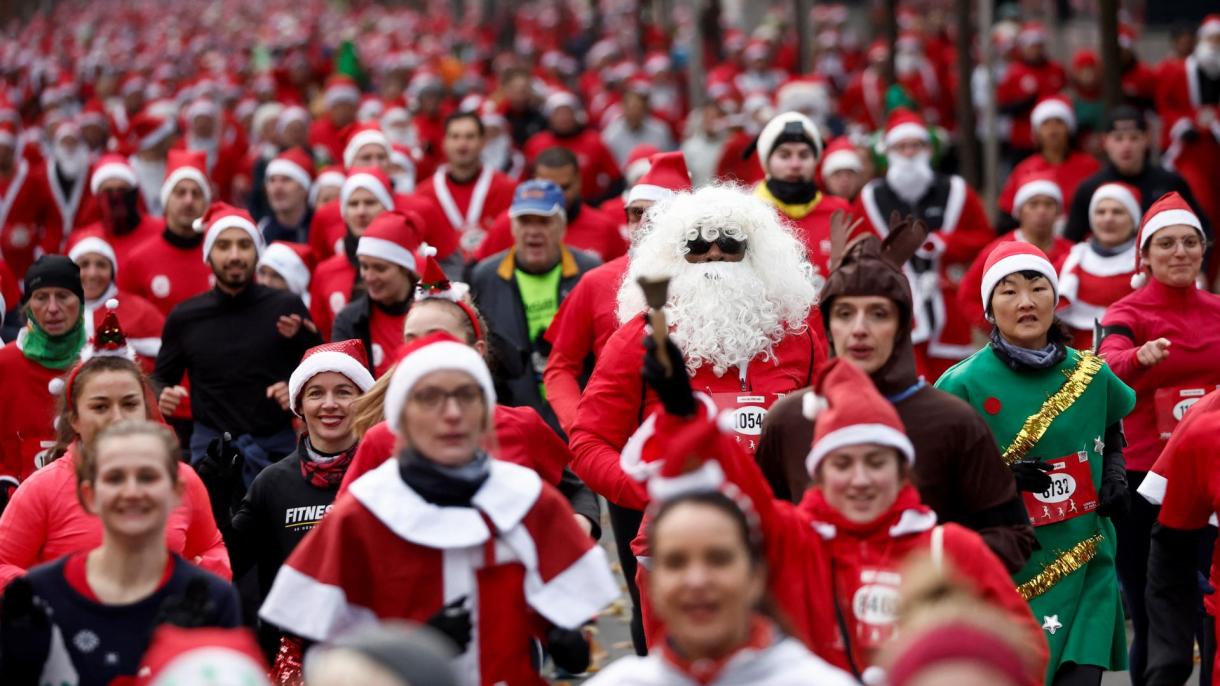 En París, se realizó la tradicional carrera de "Papá Noel"