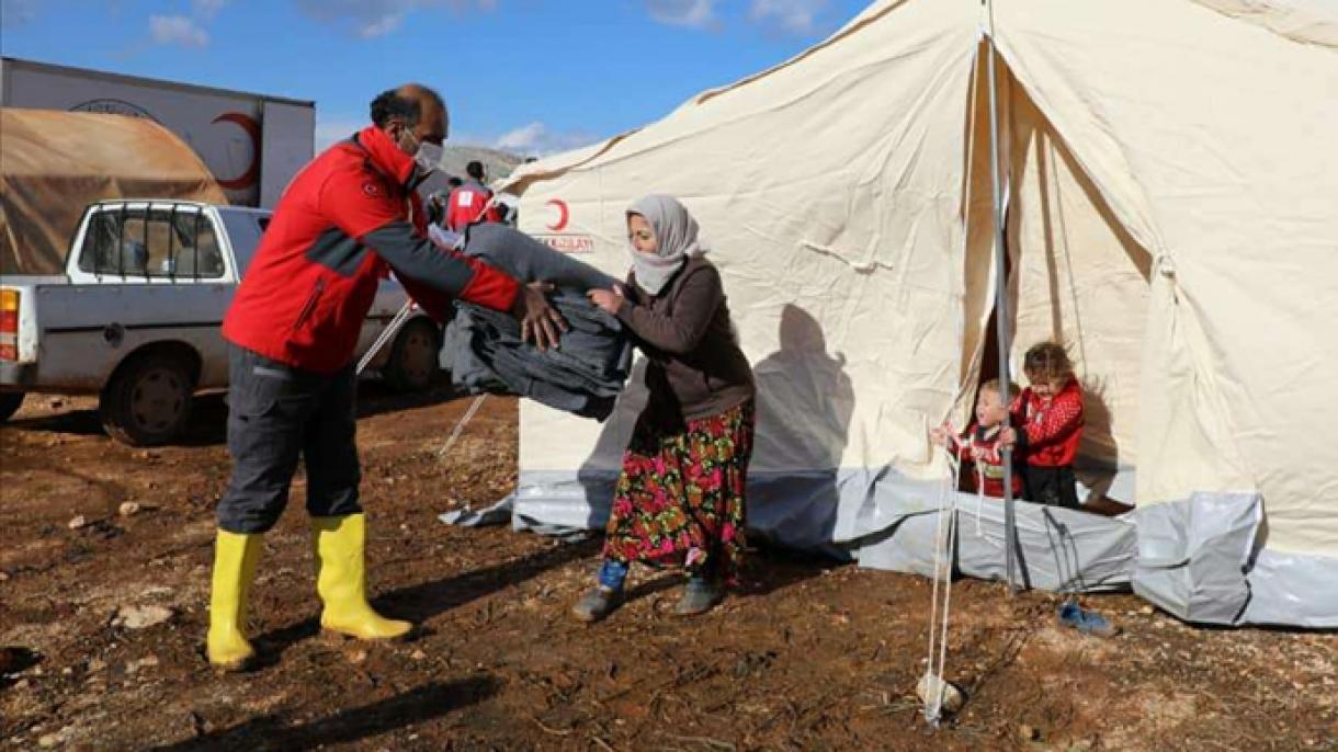 土耳其红新月会向伊德利布灾民提供援助物资