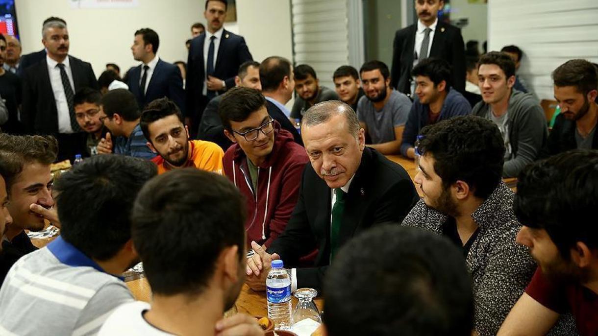 اردوغان سحری خود را با دانشجویان درلیلیه آنها صرف کرد