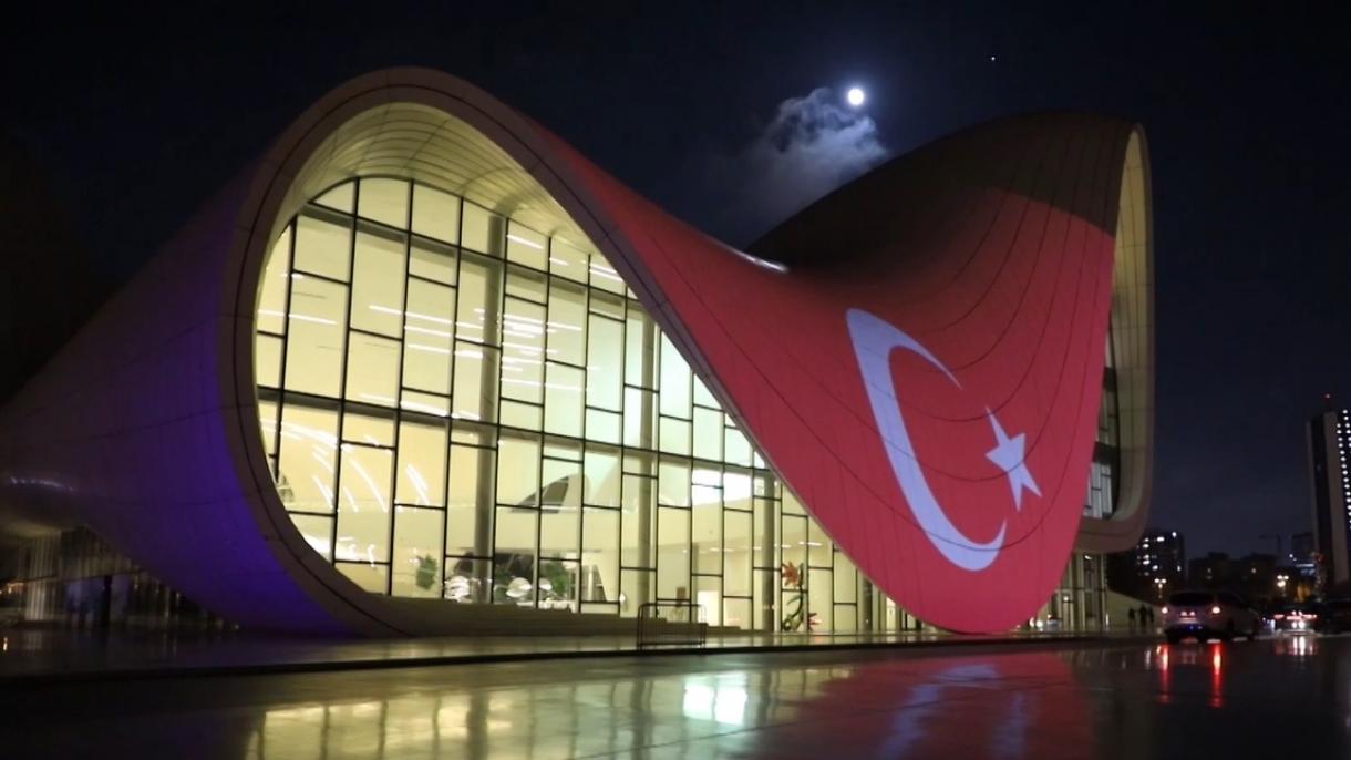 Bandeira da Türkiye projetada em muitos países pelo 100º Aniversário da República