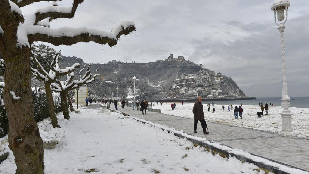 Todas las comunidades españolas, salvo Canarias, están en alerta por nevadas, oleaje y viento