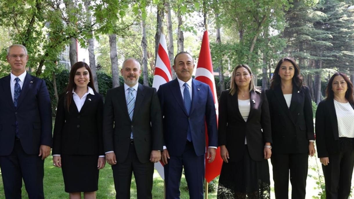 Ο Τσαβούσογλου συναντήθηκε με αντιπροσωπεία της τουρκοκυπριακής βουλής