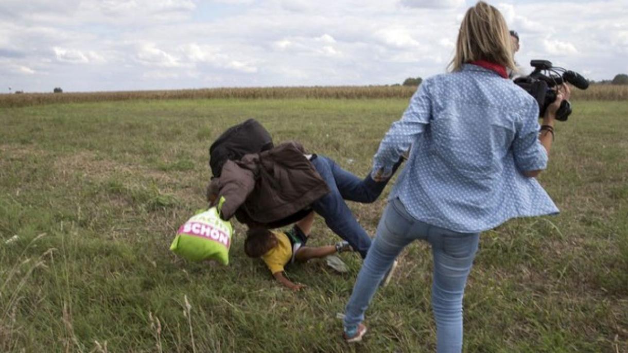 Condenada a 3 anos de prisão a cinegrafista húngara que chutou refugiados