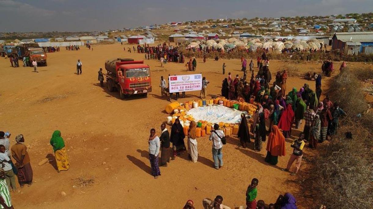 توزیع محموله کمک‌های بشر دوستانه ترکیه در میان نیازمندان سومالی