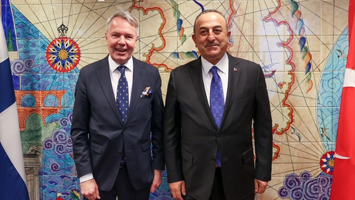 Çavuşoglu felicita a su homólogo finlandés por el ingreso de Finlandia en la OTAN