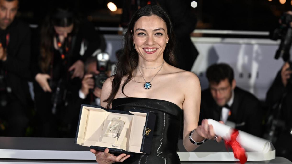 Merve Dizdar recibió el premio a la mejor actriz en el 76º Festival de Cine de Cannes