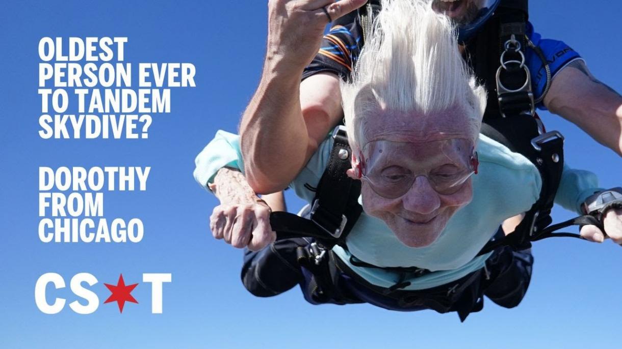 104岁的美国老太太高空跳伞打破纪录