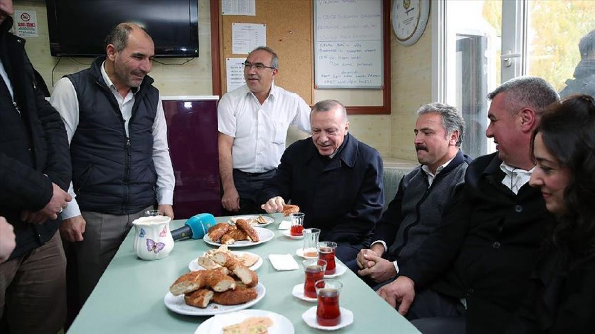 حضور غیرمترقبه یی ایردوغان در یکی از ایستگاه تکسی‌رانی درانقره