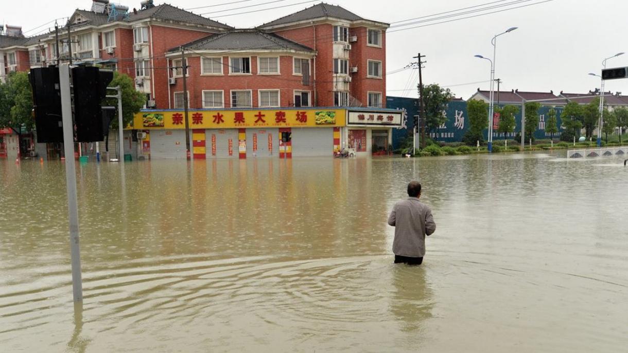 中国多地遭强降雨侵袭 16人死