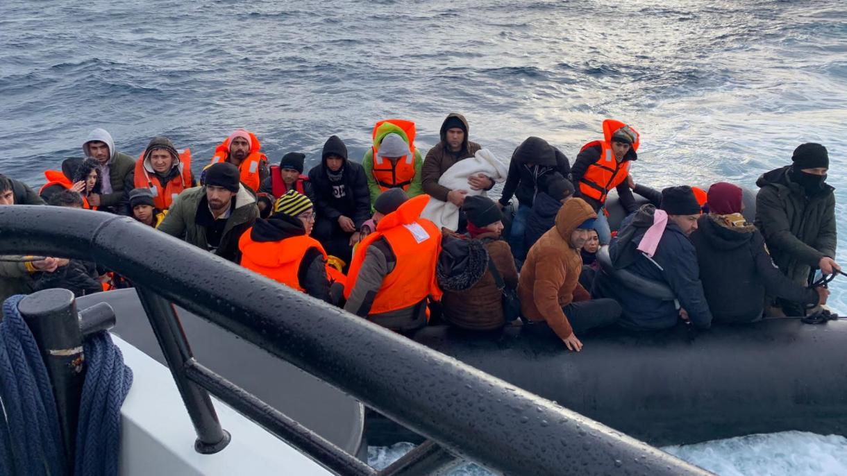Турската брегова охрана спаси 55 незаконни имигранти край Айвалък