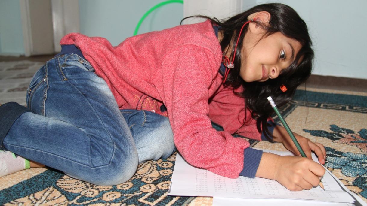 مداوای بی‌بی زینب دختر کوچک قربانی جنگ و درگیری داخلی در افغانستان