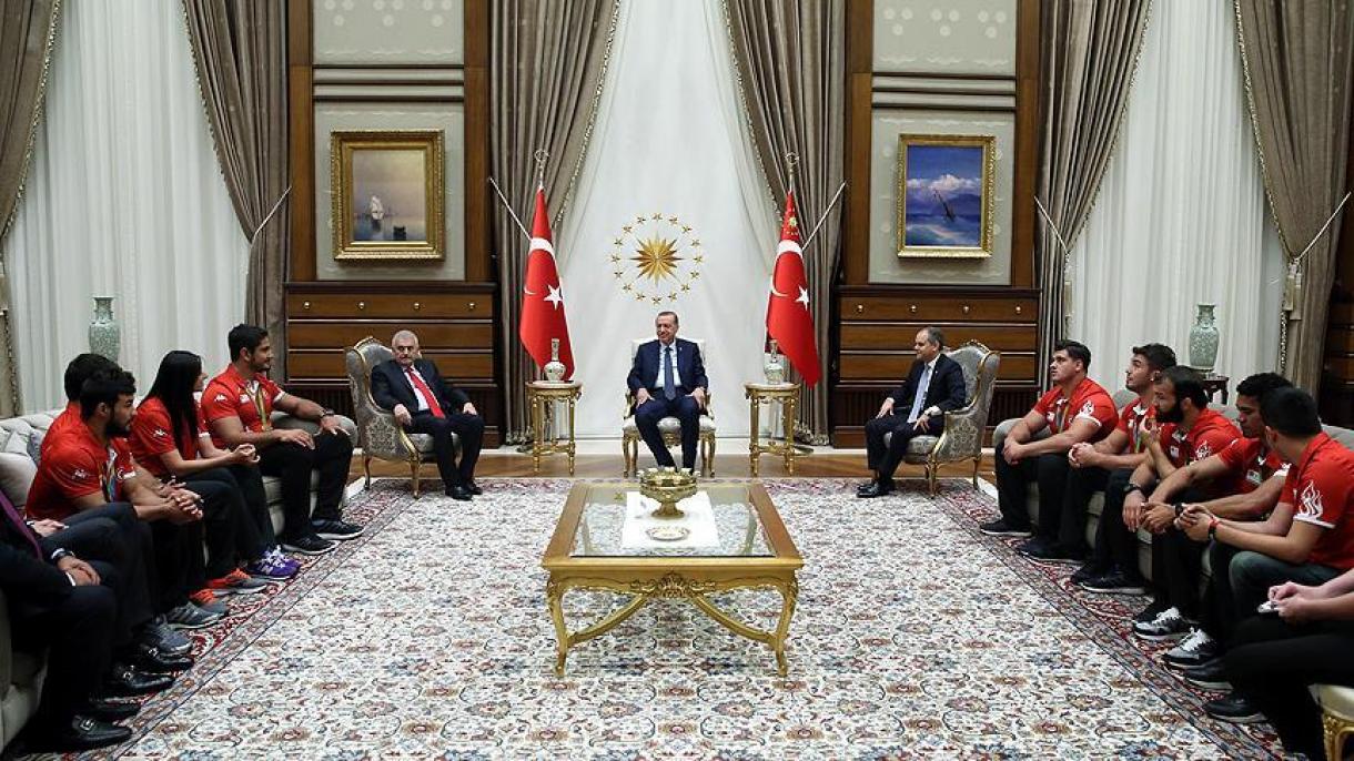 Erdoğan a primit la Palatul Prezidenţial pe cei opt sportivi naţionali