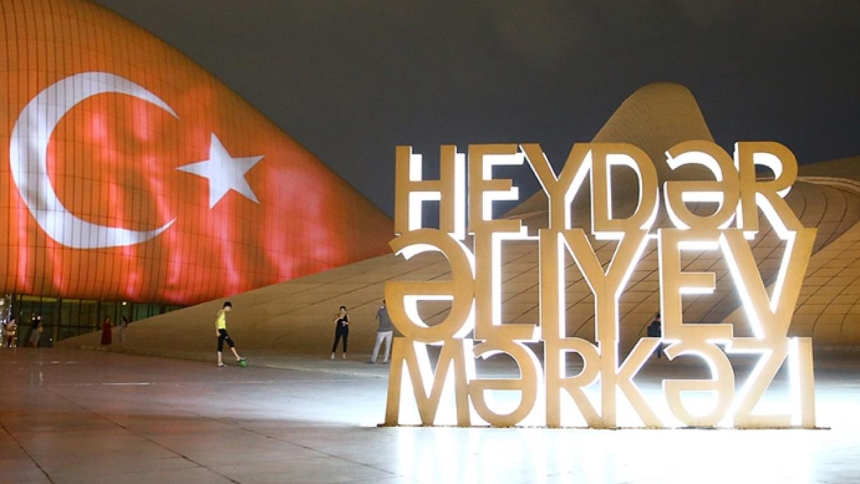 نمایش پرچم ترکیه در نمای بیرونی مرکز فرهنگی حیدر علی‌اف در باکو